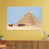 Pyramide van Khafre en een reeks chariots Canvas Afdruk (Insitu (Woonkamer))