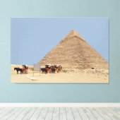 Pyramide van Khafre en een reeks chariots Canvas Afdruk (Insitu (Houten vloer))