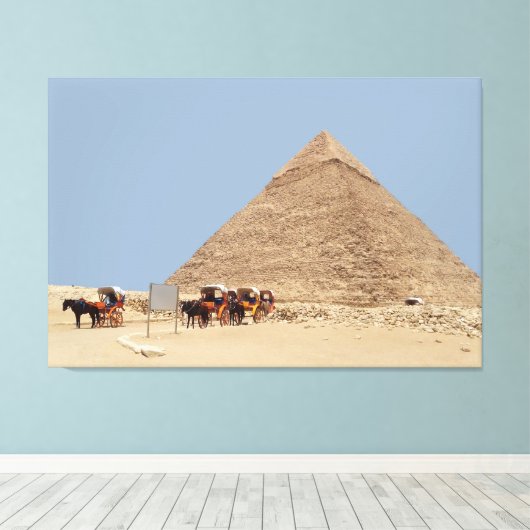 Pyramide van Khafre en een reeks chariots Canvas Afdruk (Insitu (Houten vloer))
