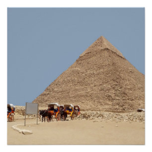 Pyramide van Khafre en een reeks chariots Perfect Poster