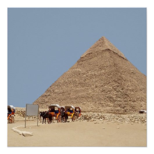 Pyramide van Khafre en een reeks chariots Perfect Poster (Voorkant)