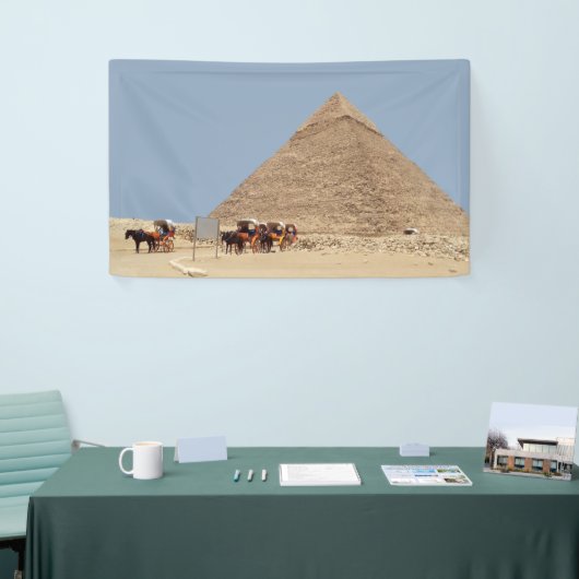 Pyramide van Khafre en een reeks chariots Spandoek (Beurs)