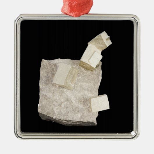 Pyriet kristallen in schalie metalen ornament (Voorkant)