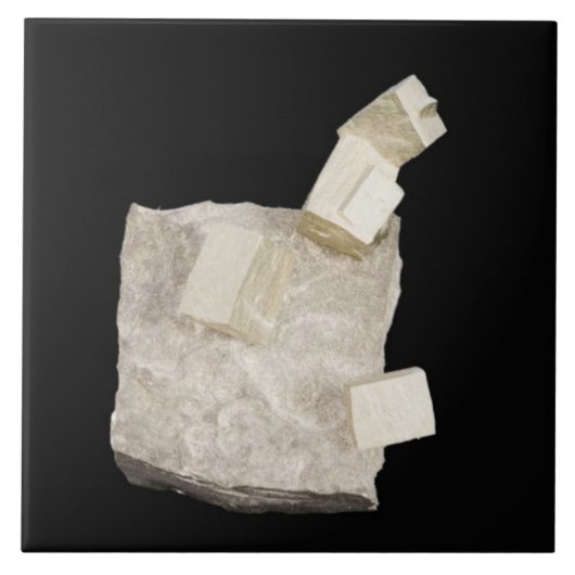 Pyriet kristallen in schalie tegeltje (Voorkant)