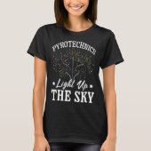 Pyrotechnician Lights Up The Sky Fireworks Pyro Te T-shirt (Voorkant)