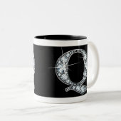 "Q" Diamond Bling op zwarte Mok (Voorkant rechts)