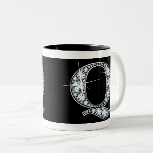 "Q" Diamond Bling op zwarte Mok (Voorkant rechts)