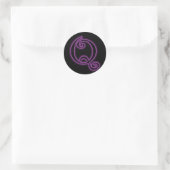 Q Monogram Paarse Neon Ronde Sticker (Tas)
