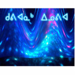 Qaanaaq - Northern Lights - Kuvianak Innovia Fotobeeldje Magneet<br><div class="desc">Een roze en blauwe, fractale interpretatie van de Noordelijke Lichten, weergegeven op het oppervlak van het zee. Qaanaaq is een nederzetting in het noorden van Groenland. De tekst van de Inuktitut, "Kuvianak Innovia" (ᑯ ᓇ ᒃ ᐃ - kerstfeest - lettergretig alfabet aangenomen door de Inuit van Nunavut, staat ook in...</div>