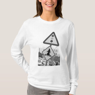 Qatar, Ad Dawhah, Doha. Arabische voetganger 2 T-shirt