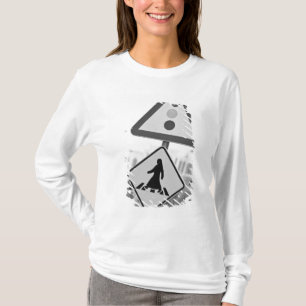 Qatar, Ad Dawhah, Doha. Arabische voetganger 2 T-shirt