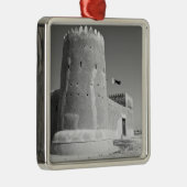 Qatar, Al Zubarah. Al-Zubarah Fort (b.1938) nu 2 Metalen Ornament (Rechts)