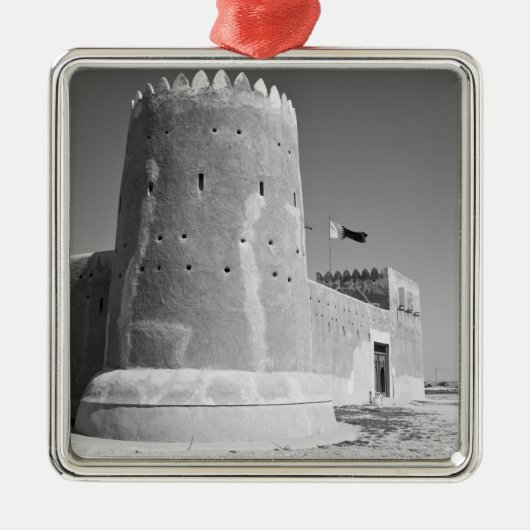 Qatar, Al Zubarah. Al-Zubarah Fort (b.1938) nu 2 Metalen Ornament (Voorkant)