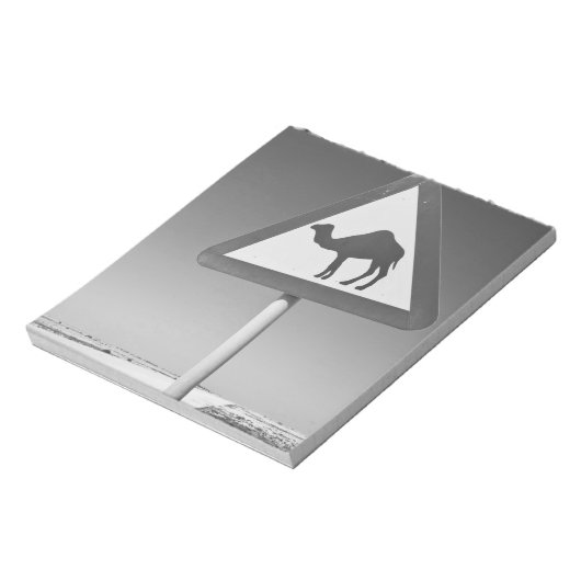 Qatar, Al Zubarah. Camel Crossing Sign-Road naar Notitieblok (Linkerzijde)