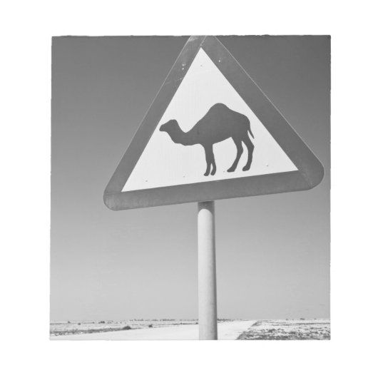 Qatar, Al Zubarah. Camel Crossing Sign-Road naar Notitieblok (Voorkant)