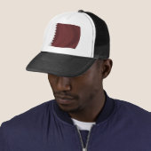 Qatar Vlag Hoed Trucker Pet (In situ)
