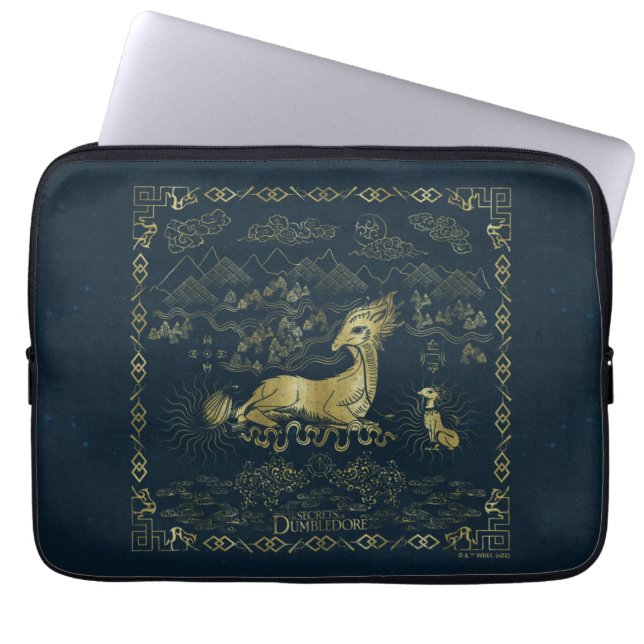 Qilin at Rest Golden Tapestry Laptop Sleeve (Voorkant)