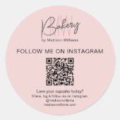 QR Code Bakkerij Monogram Logo Roze Zakelijke Stic Ronde Sticker (Voorkant)