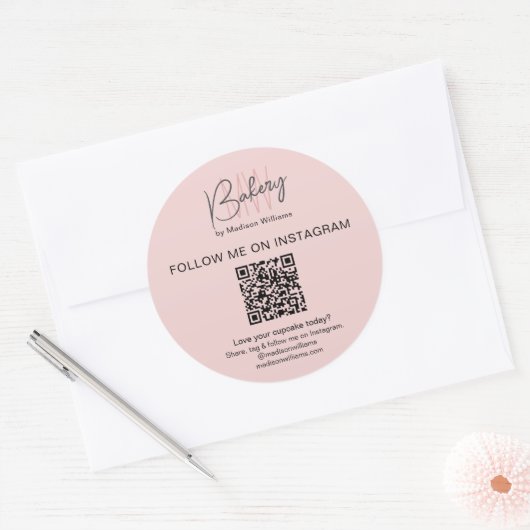 QR Code Bakkerij Monogram Logo Roze Zakelijke Stic Ronde Sticker (Envelop)