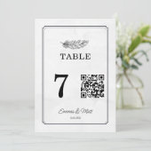 QR-code beige elegante trouwtafel nummerkaart (Staand voorkant)