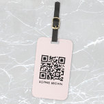 QR code Blush roze feminine scannable Contact Lost Bagagelabel<br><div class="desc">Een eenvoudig, stijlvol ontwerp van de aangepaste QR-code in een moderne, minimalistische typografie op een eenvoudige lichtroze achtergrond. De code QR en de naam kunnen gemakkelijk worden gepersonaliseerd om een ontwerp zo uniek te maken aangezien u bent! Het perfecte geschenk op maat of accessoire om ervoor te zorgen dat uw...</div>