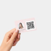 QR Code Blush Roze Foto Zakelijke Kaart Badge (Handheld)