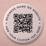 QR-code | Blush roze minimalistische moderne ronde Ronde Button 5,7 Cm<br><div class="desc">Een eenvoudige douane gooit roze QR code ronde knoop speld sjabloon in een moderne minimalistische stijl die gemakkelijk met uw code QR,  bedrijfsnaam of website en douanetekst kan worden bijgewerkt,  bijvoorbeeld scan me aan.. #QRcode #button #business</div>