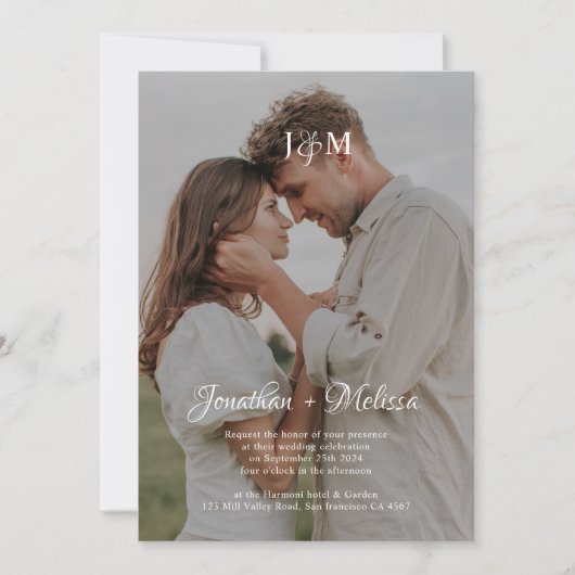 QR-code Bourgondië Budget Monogram Overlay Wedding Kaart (Voorkant)