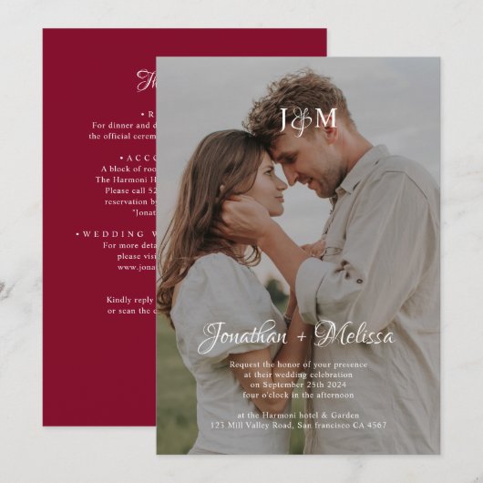 QR-code Bourgondië Budget Monogram Overlay Wedding Kaart (Voorkant / Achterkant)