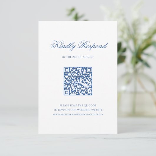 QR Code Elegant Blauw Monogram Crest Script Weddin RSVP Kaartje (Staand voorkant)