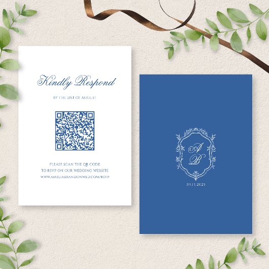QR Code Elegant Blauw Monogram Crest Script Weddin RSVP Kaartje