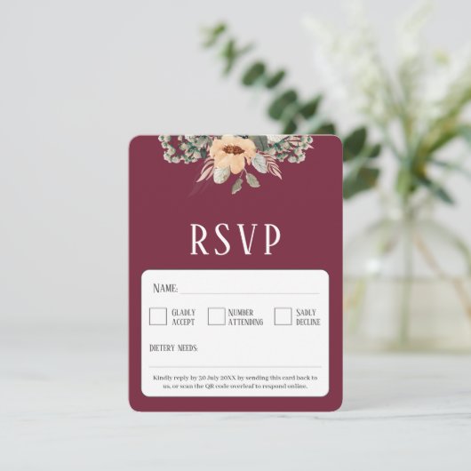 QR Code elegante bloemenbordeaux RSVP Kaartje (Staand voorkant)