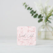 QR-code Elegante Roze Marmer Handgeschreven Script Vierkante Visitekaartje (Staand voorkant)