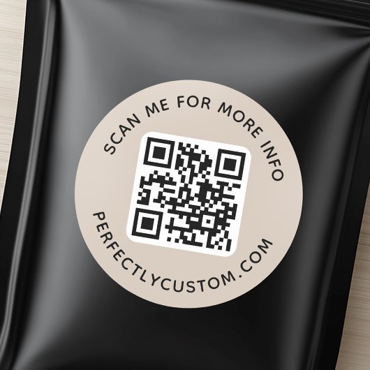 QR-code en aangepast tekstlichtmocha bruin Ronde Sticker