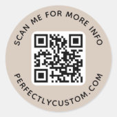 QR-code en aangepast tekstlichtmocha bruin Ronde Sticker (Voorkant)