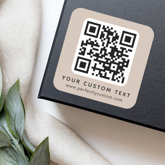 QR-code en aangepast tekstlichtmocha bruin Vierkante Sticker