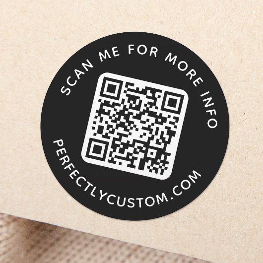 QR-code en aangepaste tekst rond zwart Ronde Sticker