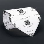 QR-code en aangepaste tekst Stropdas<br><div class="desc">Ronde stickers met uw QR-code en aangepaste tekst. Lettertypen en kleuren wijzigen en elementen verplaatsen en vergroten of verkleinen met het ontwerpgereedschap. LET OP! JE MOET DE QR CODE SJABLOON VERVANGEN DOOR JE QR CODE!</div>