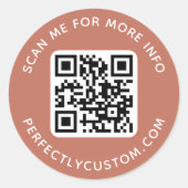QR-code en aangepaste tekst: terracotta brown Ronde Sticker (Voorkant)