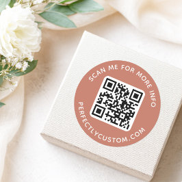 QR-code en aangepaste tekst: terracotta brown Ronde Sticker