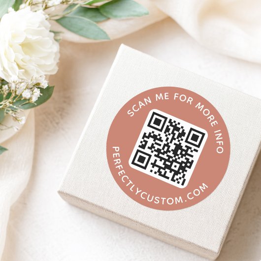 QR-code en aangepaste tekst: terracotta brown Ronde Sticker
