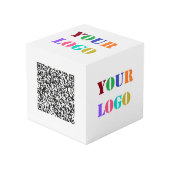 QR-code en bedrijfslogo promotionele kubus voorbee (Voorkant hoekig)