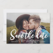 QR-code en twee foto's Modern Trendy Script Wedden Save The Date (Voorkant)