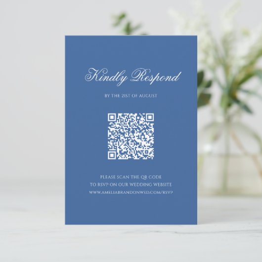 QR-code Formele Blauwe Monogram Crest Script Weddi RSVP Kaartje (Staand voorkant)
