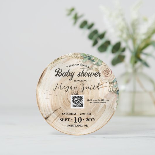QR-code Genderneutraal hout Uniek Baby shower Save The Date (Staand voorkant)