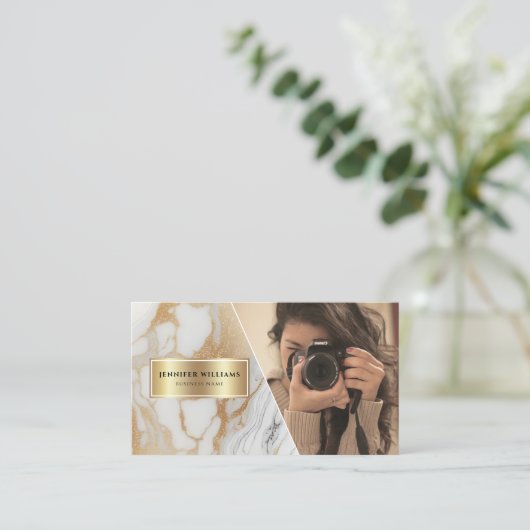 QR Code Goud Wit Marmeren Fotograaf Modern Visitekaartje (Staand voorkant)