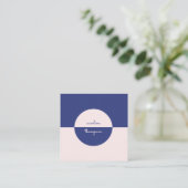 QR Code Hedendaags Paarse Roze & Script Monogram Vierkante Visitekaartje (Staand voorkant)