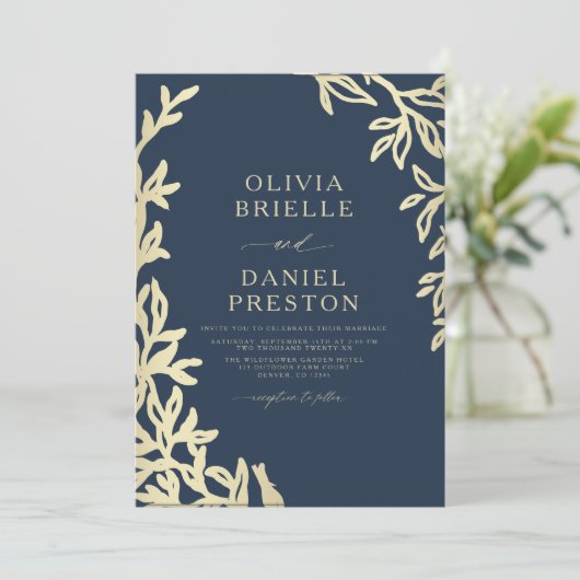 QR Code Modern Navy Blue Gold Minimal Leaf Wedding Kaart (Staand voorkant)