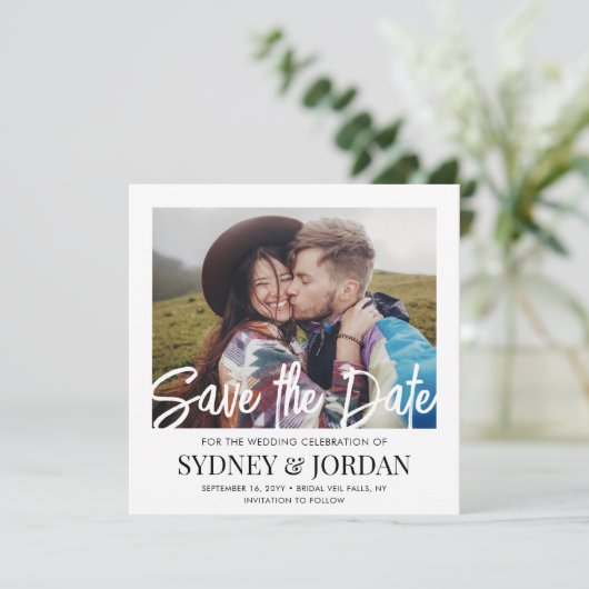 QR-code Modern script foto-overlay vierkant huweli Save The Date (Staand voorkant)