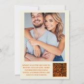 QR Code Moderne Retro 70's Daisy Bruiloft Kaart (Achterkant)